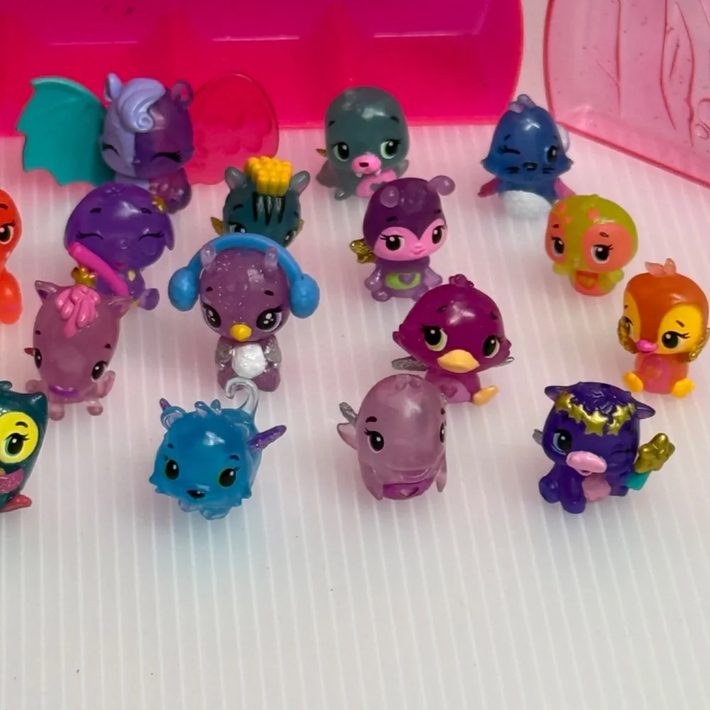 Hatchimals Colleggtibles Lot Pink Collectors Case with 25 Hatchimals Rare Figure